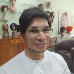 Cliente satisfeito com uma Wig de Cabelo Orgânico